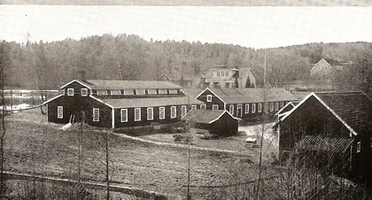 Den gamla och nya fabriksbyggnaden. Foto i produktkatalogen från 1943-44.
