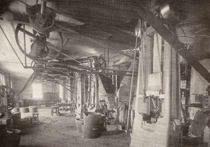 Interiör från hejarsmedjan i början av 1900-talet. Notera transmissionerna i taket.