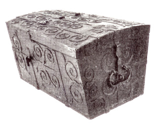 Resekista från 1600-talet. Låset är placerat i kistans gavel. Bilden: Troels-Lund, Dagligt liv i Norden, 1945.