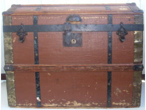 Koffert,tillverkad av trä med förstärkningar av järnplåt och förmässingad järnplåt. Foto förf.
