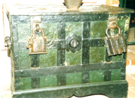 Kassakista för kollekt i St Maria kyrka i Lübeck, Tyskland. 1500-tal med två hänglås från samma tid samt låsreglar inbyggda i locket som styrdes med nyckeln från fronten.
