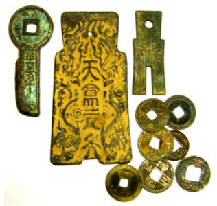 Antika kinesiska bronsmynt: Nyckelmynt, spadmynt (2 st) samt cashmynt.