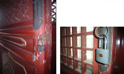 New technology in an ancient environment. The use of modern Chinese padlocks in one of the buildings in Tian Tan Park (Huangqiongyu), Beijing. Photos by the author.