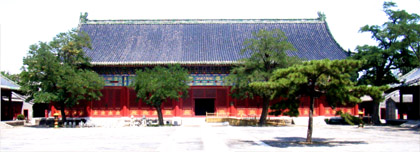 One of the buildings in Tian Tan Park, Beijing: the Imperial Heavenly Vault. This is where the emperor changed clothes for the ceremonies in the nearby Temple of Heaven. Photo by the author.