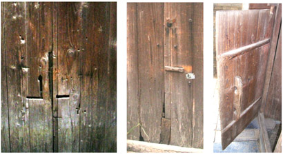 Tre dörrar från den gamla Mingstaden Yangmeizhan, 30 km N O  Nanning i södra Kina med ”nyckelhål” för att flytta på bommen på dörrens insida. Dörrarnas gångjärn utgörs av en trätapp upptill och nedtill. Foton förf.