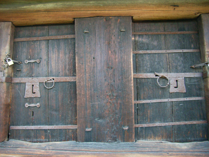 Pull locks on the doors of the Kråkberg storage building at Hembyn in artist Anders Zorn’s collection of buildings in Mora. Note the difference between the pull rings.