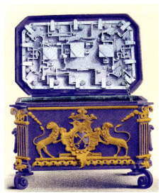 Skråkista. Stockholms smedsämbetes låda, daterad 1737 och tillverkad av slottssmeden Daniel Hamm. Låsreglarna, som framgår av bilden, manövrerades av tre nycklar från lockets översida. Originalbild i förf. ägo.