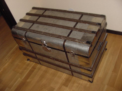 Koffert, tillverkad av aluminium. Foto förf.