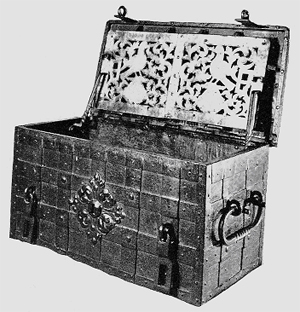 3 Ways Locksmiths Can Make Antique Boxes and Trunks Functional