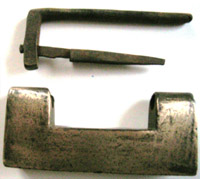 Lådlås av mässing med bygel och spärrfjädrar tillverkade av stål, ca 1500-tal.