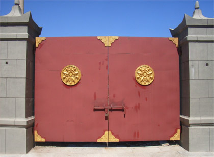 Gate in the wall around the palace of the last emperor, Pu Yi, in Changchun in northern China. Note the padlock. Photo by the author.