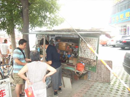 Ambulerande nyckel- och låssäljare i Beijing. Foto förf.