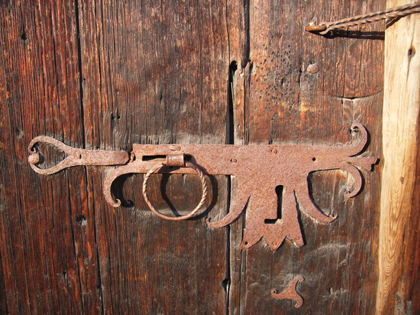 Pull lock on the Bergkarlås barn in artist Anders Zorn’s collection of buildings at Gammelgård, Mora, Dalarna. Note the hint of dragon’s heads on the spiraled pull ring.