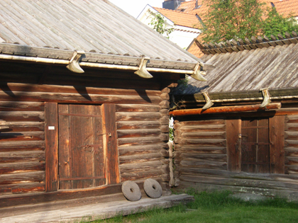 Draglås på Bergkarlåsladan och boden från Nusnäs i Anders Zorns samling av byggnader i Gammelgård,  Mora, Dalarna.