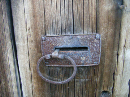 Pull-lock ring on a loft building with shed from Nusnäs in artist Anders Zorn’s collection of buildings at Gammelgård, Mora, Dalarna. Note the hint of dragon’s heads on the spiraled pull ring. Photo by the author.