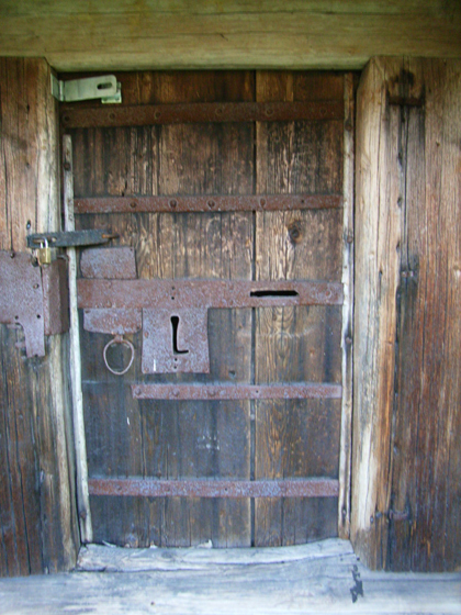 A somewhat less elegant pull lock on a building in Hembyn in Anders Zorn’s collection of buildings in Mora, Dalarna.