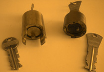 Kundlåspatroner med åtta tillhållare för bl a kassafack. Foto förf.